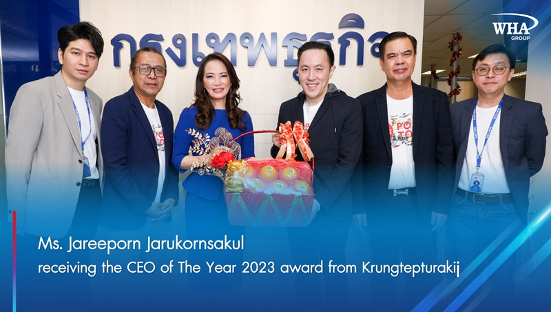 Ms. Jareeporn Jarukornsakul receiving the CEO of The Year 2023 award from Krungtepturakij.