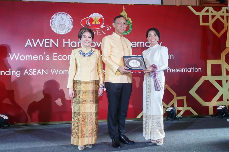 ประธานคณะกรรมการ ดับบลิวเอชเอ กรุ๊ป รับรางวัล ผู้ประกอบการสตรีที่มีผลงานโดดเด่นในอาเซียน ประจำปี 2561